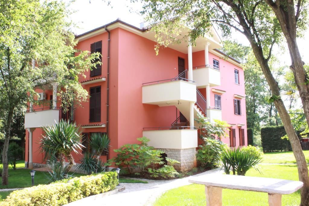 Aqua Family Apartments Karigador Esterno foto